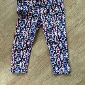 GAP Multicolor Patterned Capri Leggings
Inseam 19 inches